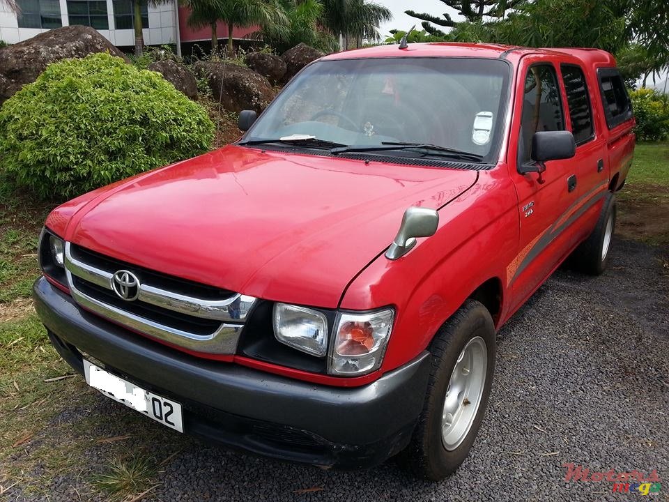 2002' Toyota Hilux 2x4 photo #2