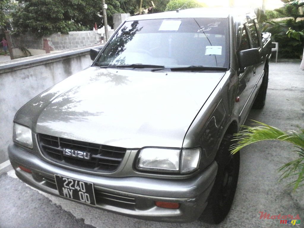2000' Isuzu KB Series LX photo #1