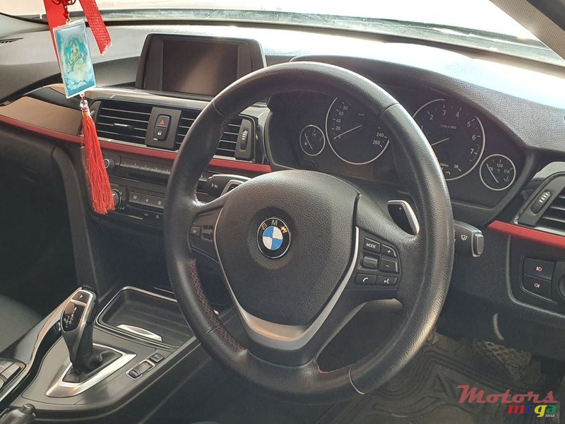 2012' BMW 3 Series photo #7