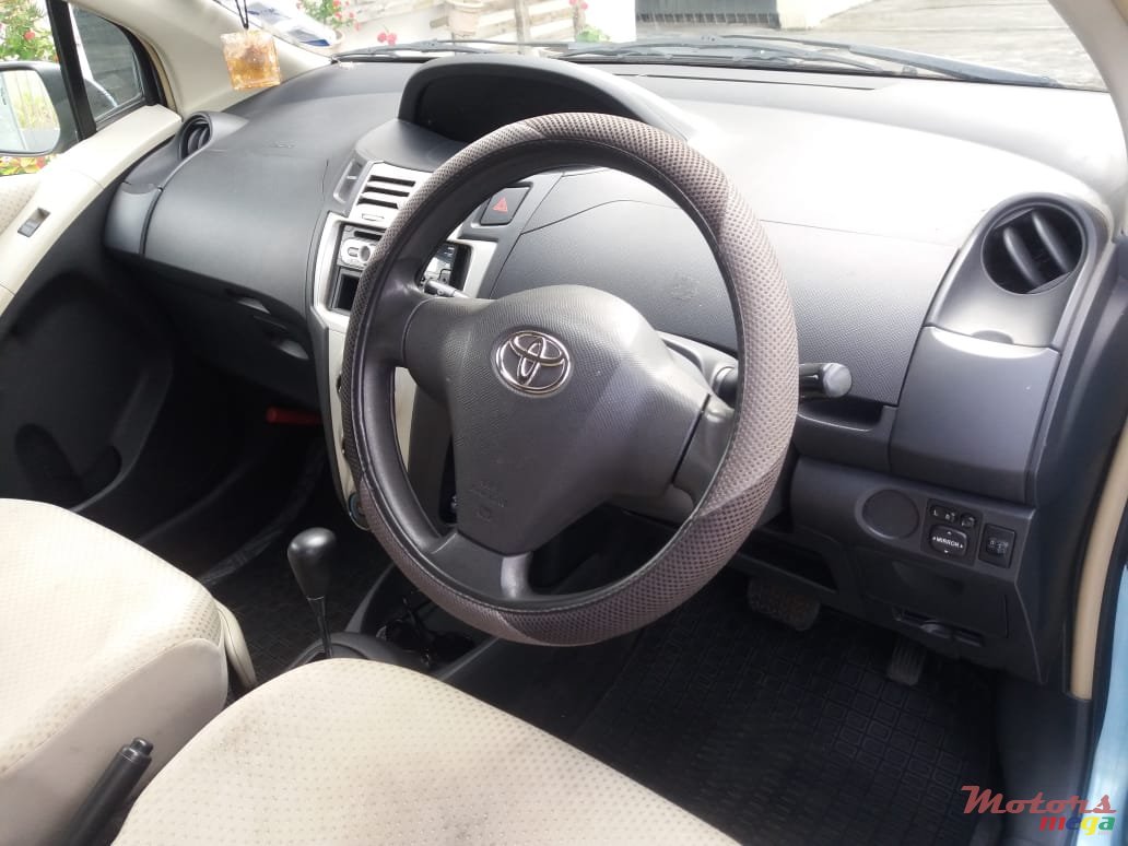 2006' Toyota Vitz photo #1