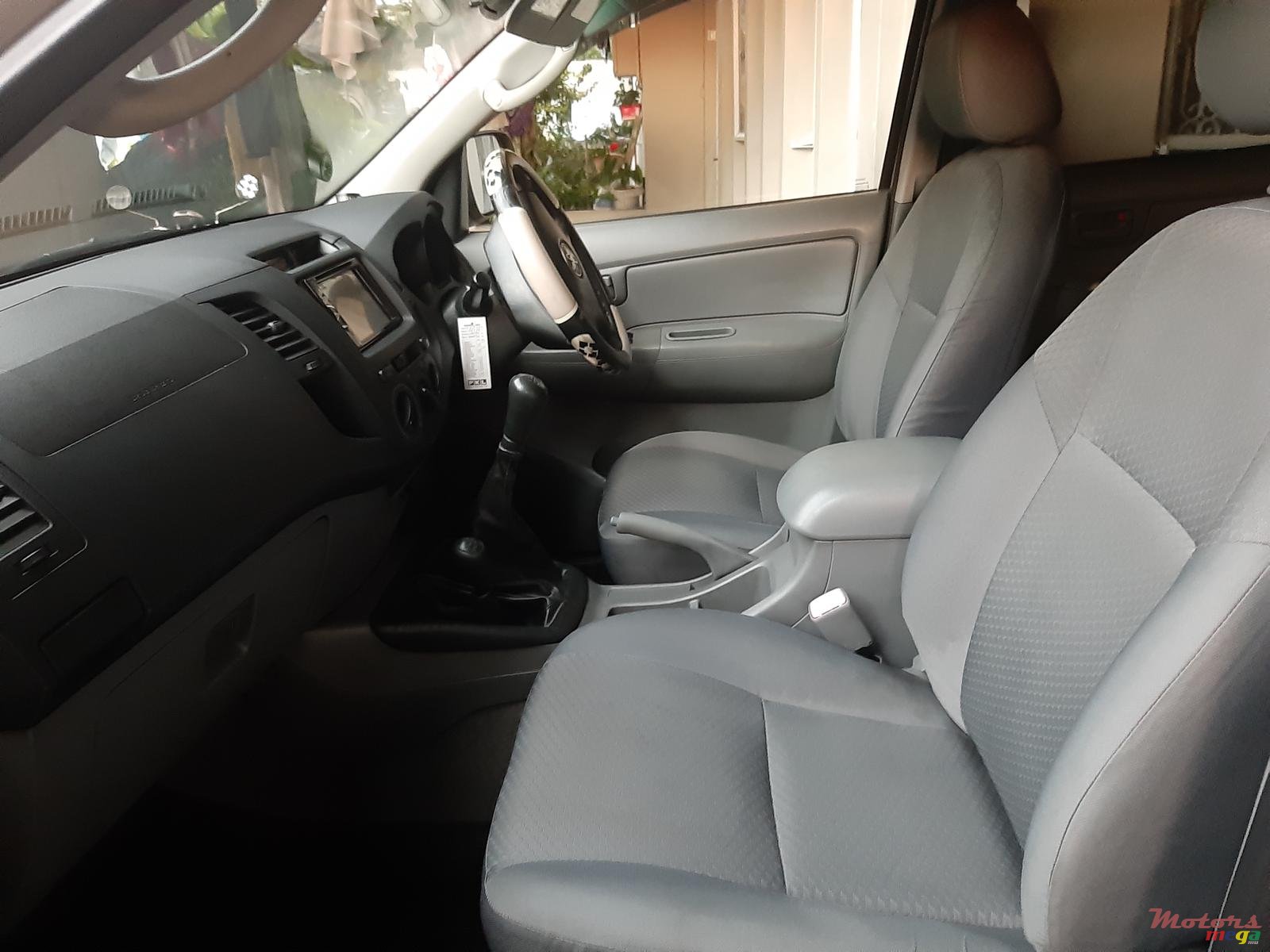 2011' Toyota Hilux 4X4 photo #2