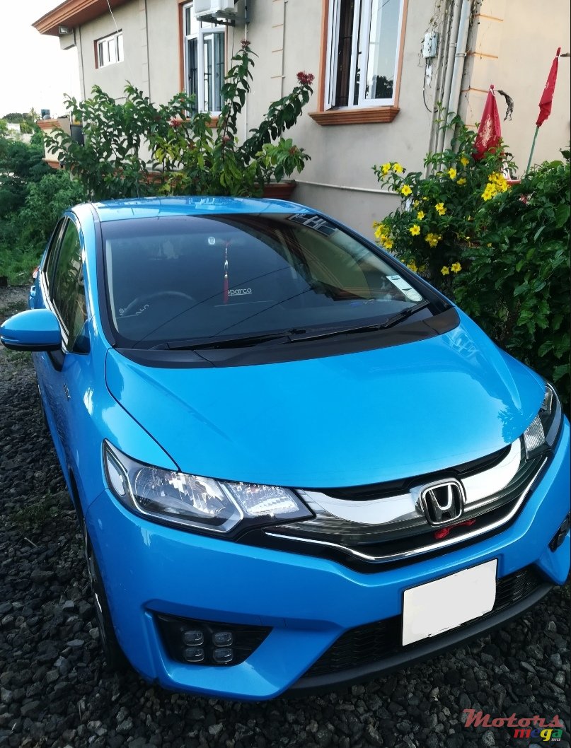 2015' Honda Fit Hybrid photo #1