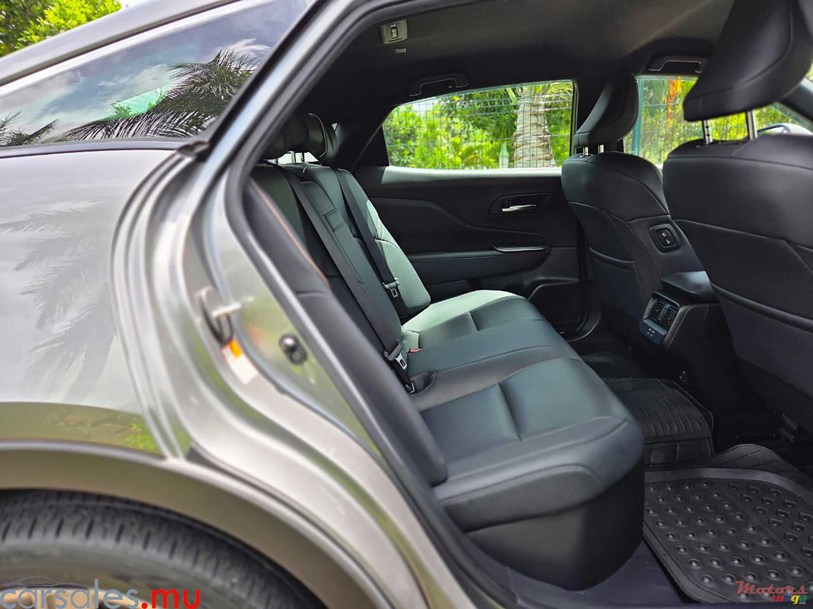 2022' Toyota Crown Crossover 2.5 Hybrid photo #5
