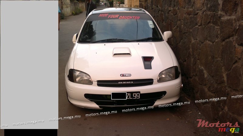 1999' Toyota Starlet Glanza photo #2