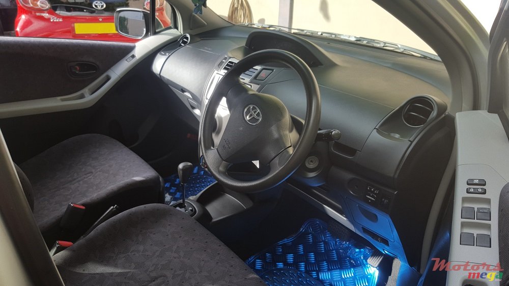 2008' Toyota Vitz photo #5