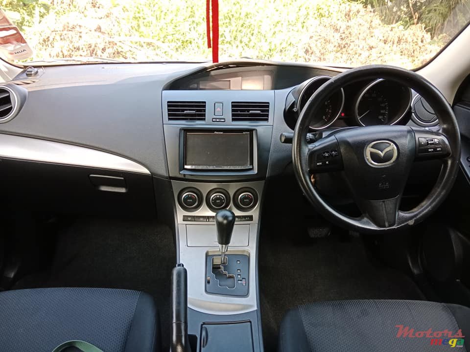 2011' Mazda Axela 1.5l Automatic photo #3
