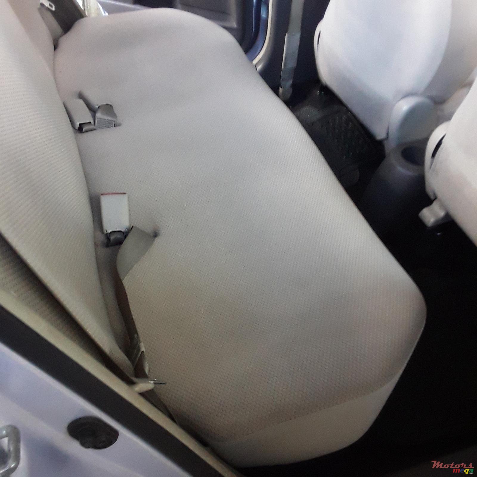 2010' Toyota Vitz photo #3