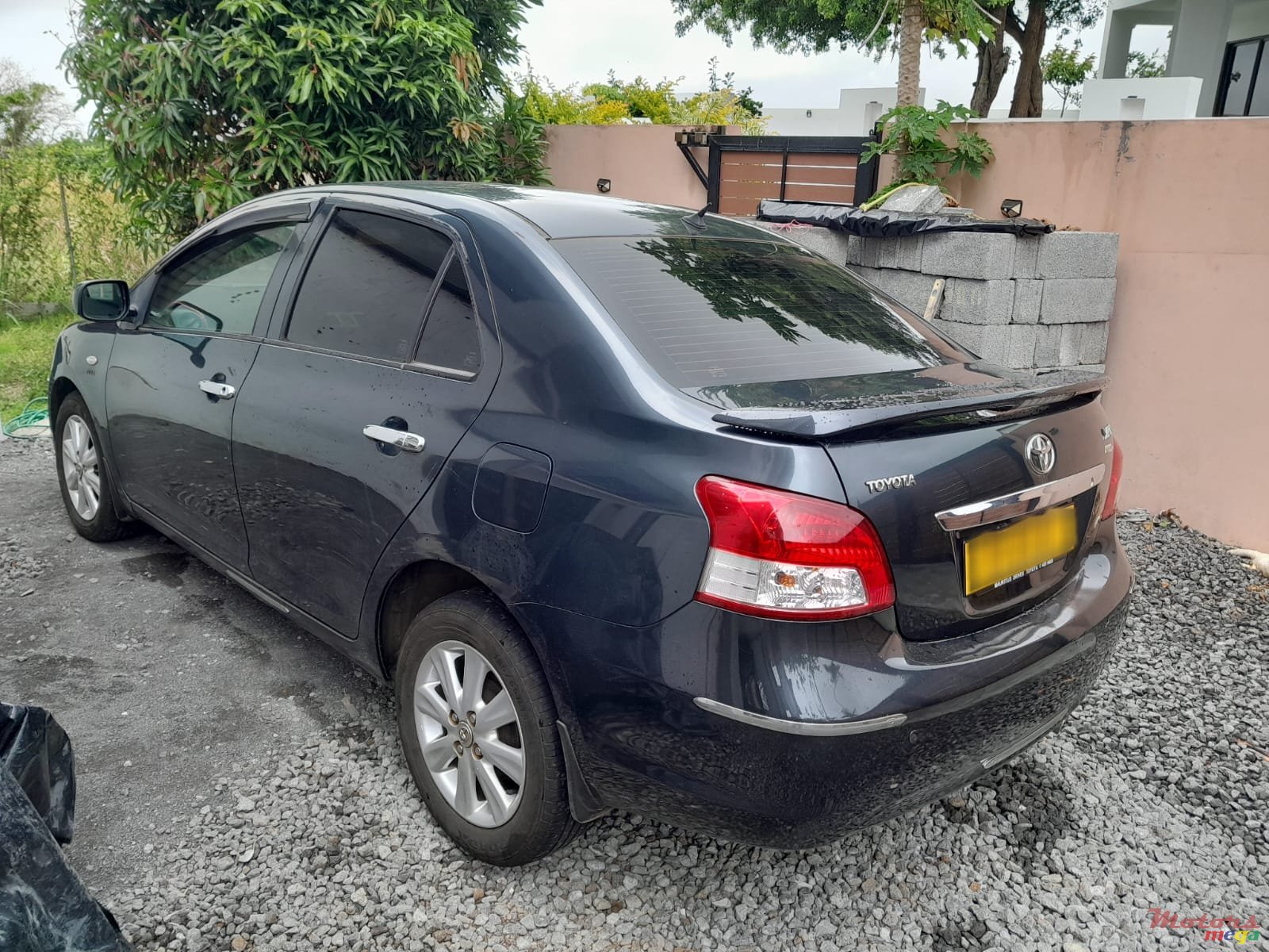 2011' Toyota Yaris photo #3