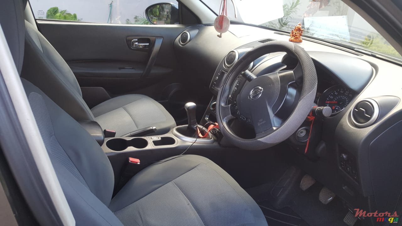 2010' Nissan Qashqai+2 photo #1