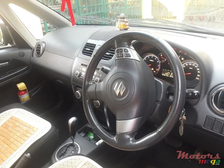2011' Suzuki SX4 photo #2