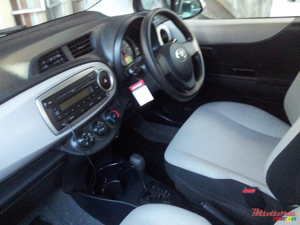 2011' Toyota Vitz photo #5