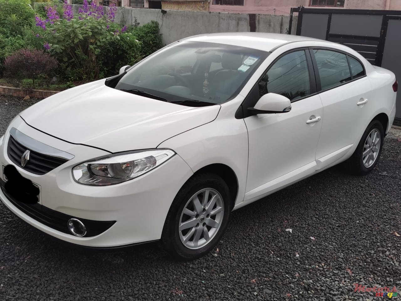 2011' Renault Fluence photo #1