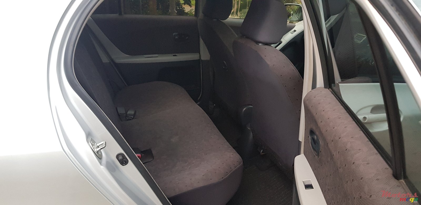 2008' Toyota Vitz photo #6