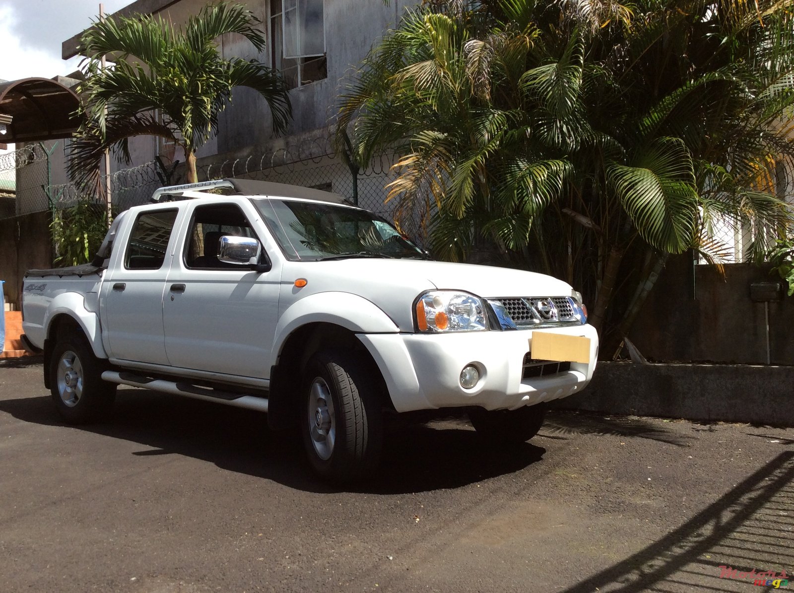2011' Nissan NP300 photo #1