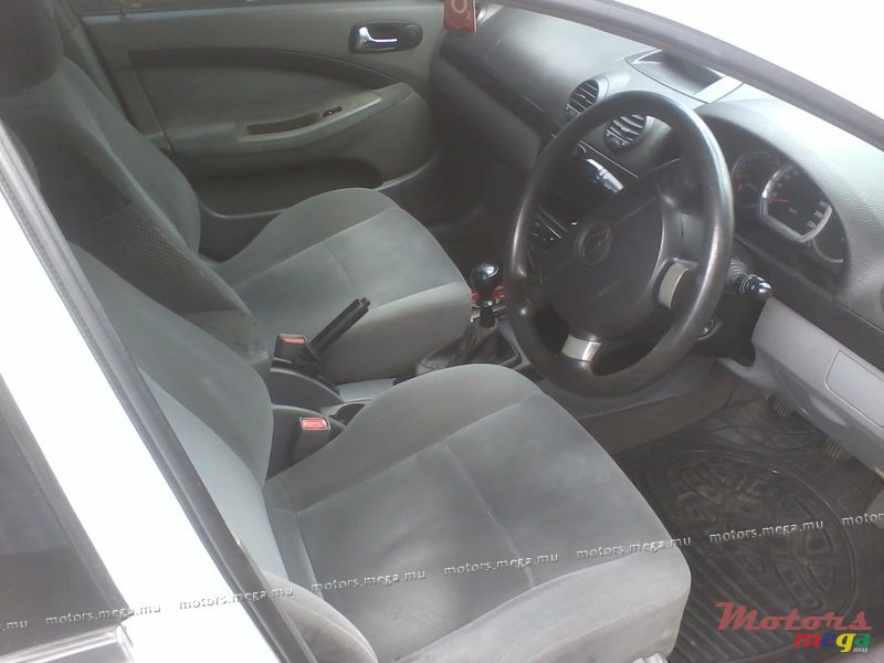 2006' Chevrolet Optra LS H/Back photo #3