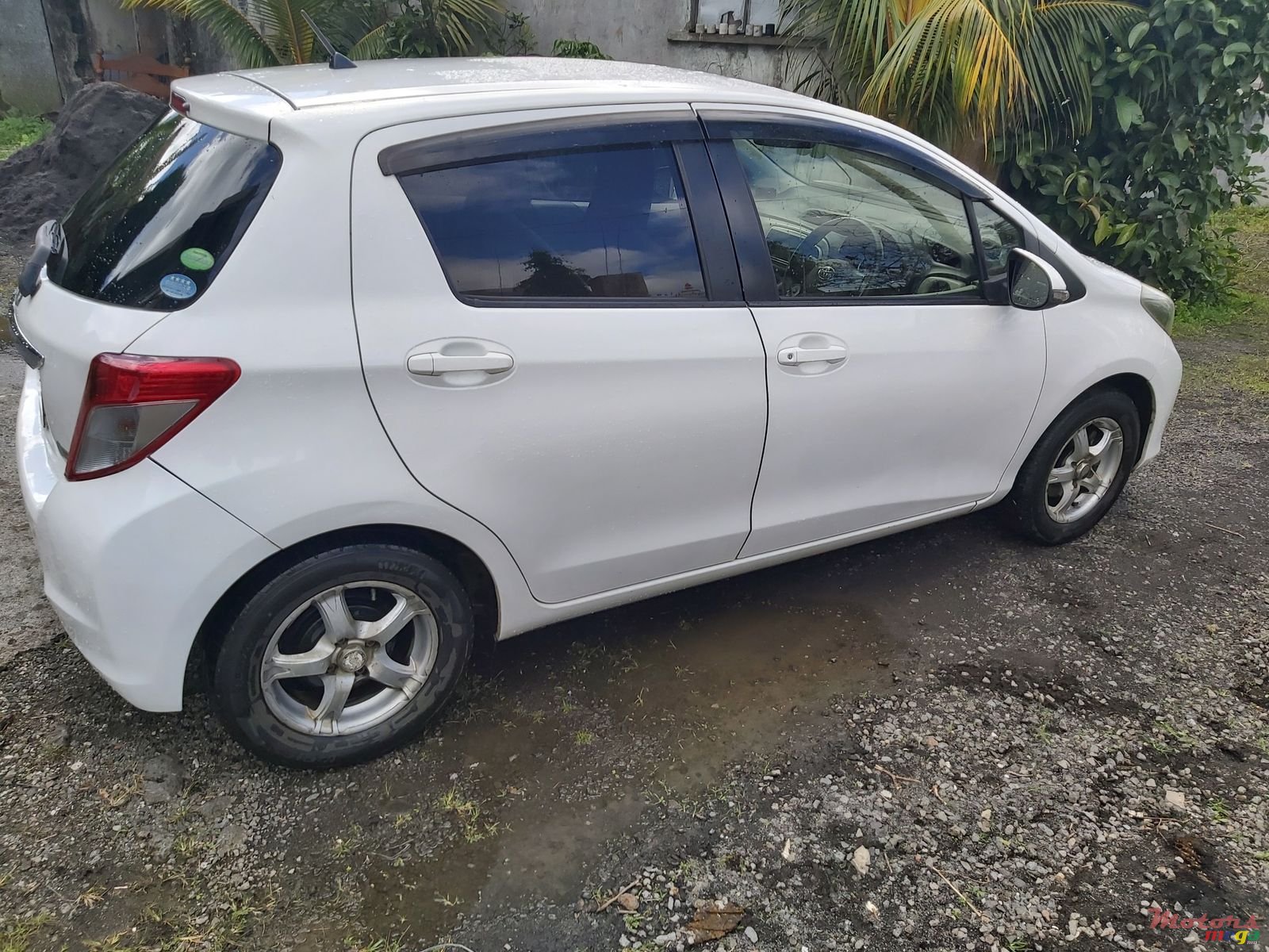 2013' Toyota Vitz photo #2