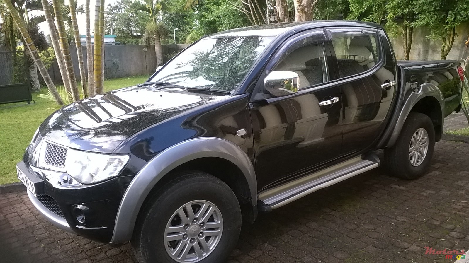 2011' Mitsubishi Triton photo #2