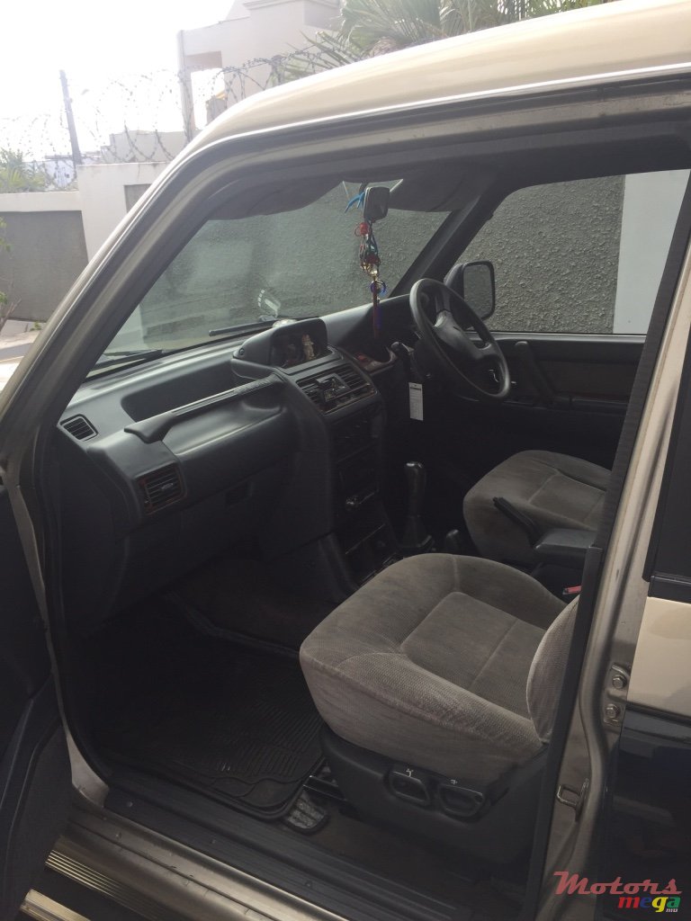 1997' Mitsubishi Pajero photo #2