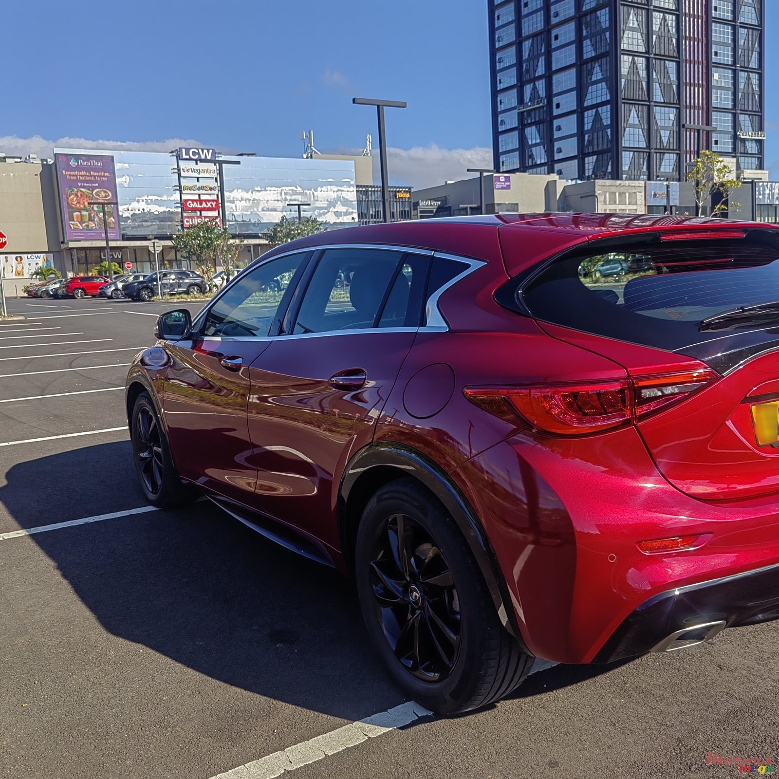 2020' Infiniti Q30 photo #2