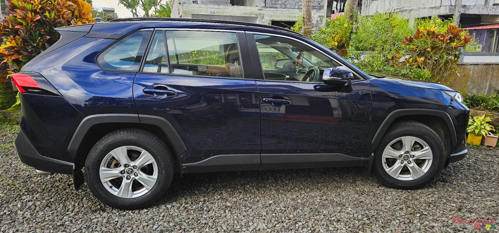 2021' Toyota RAV4 photo #3