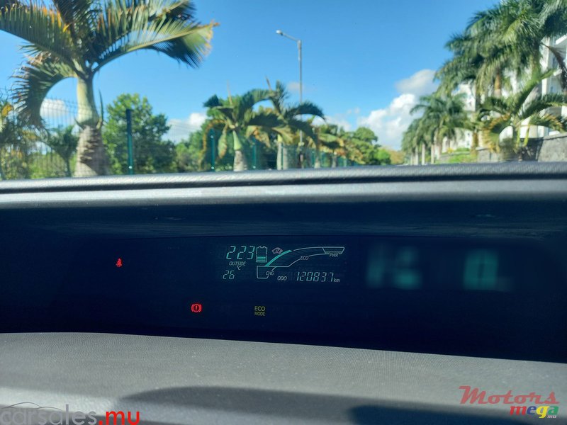2013' Toyota Aqua 1.5 Hybrid photo #7