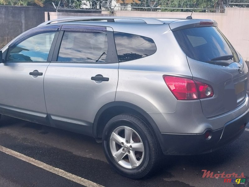 2010' Nissan Qashqai+2 photo #1