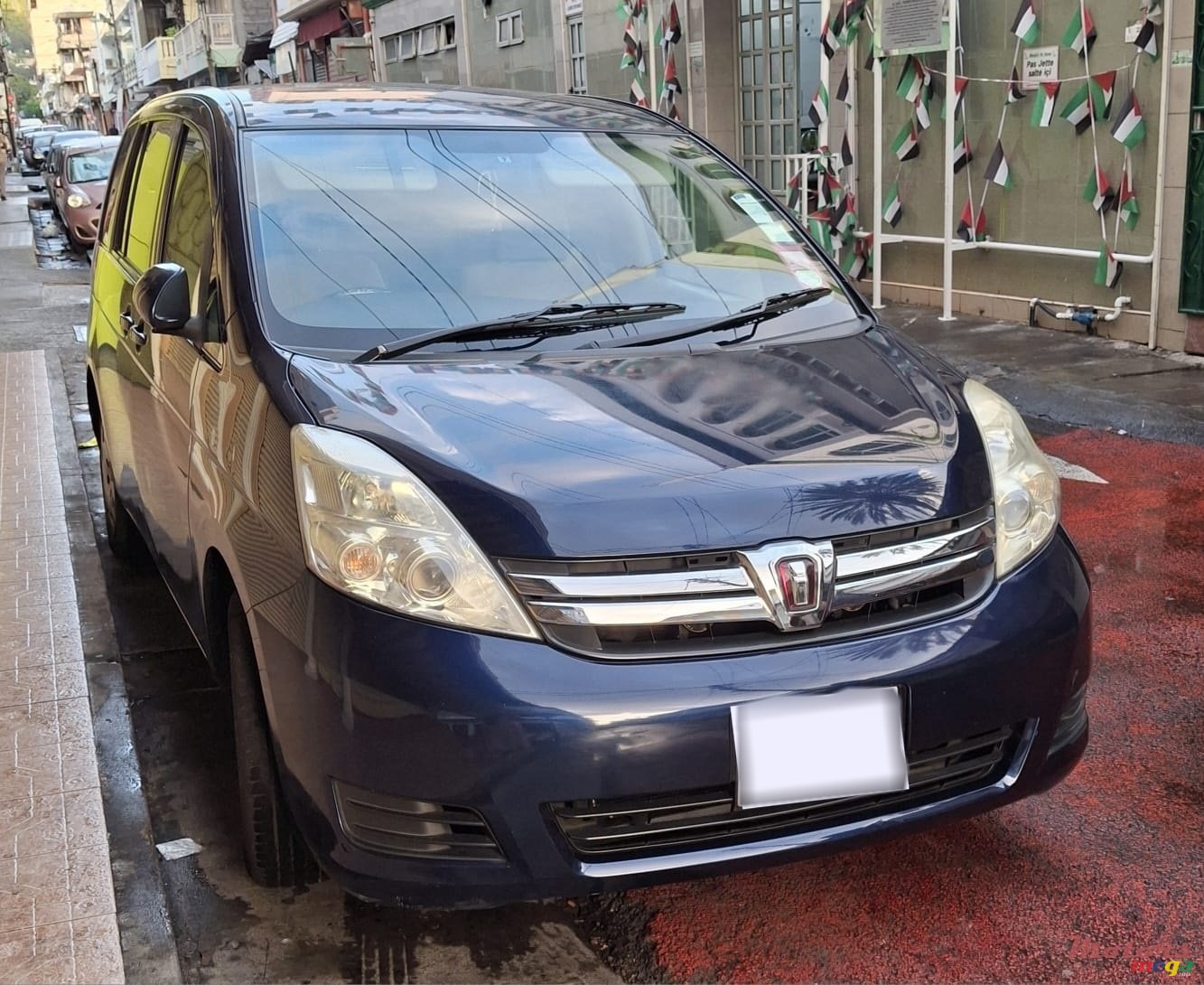 2013' Toyota Isis photo #3
