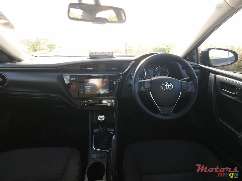 2020' Toyota Corolla Sedan photo #6