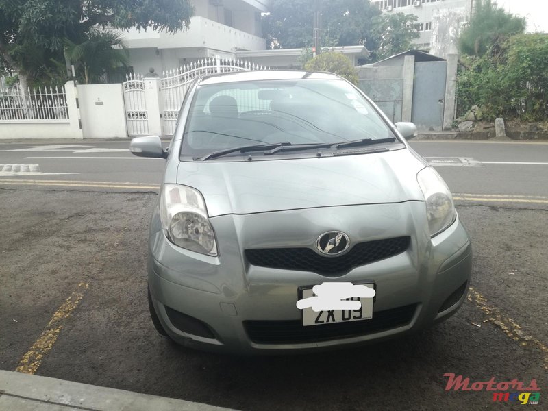 2009' Toyota Vitz photo #2