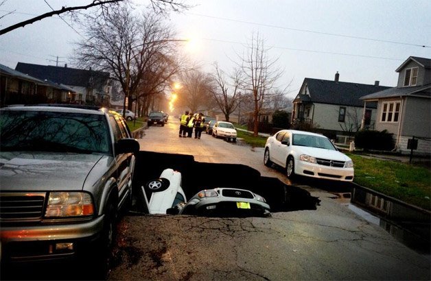 Chicago Sinkhole Swallows Three Cars, Injures One Person 