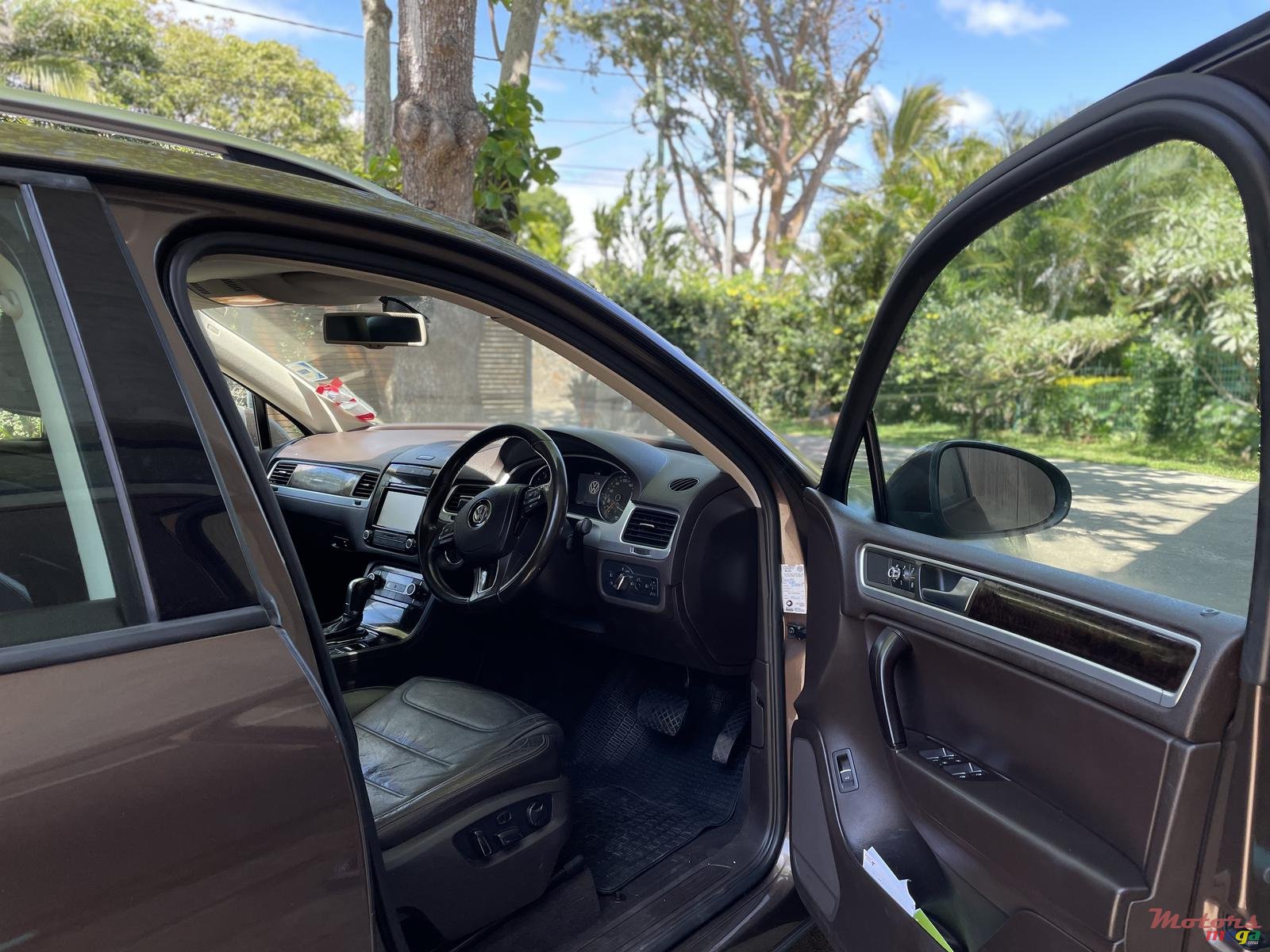 2014' Volkswagen Touareg photo #6