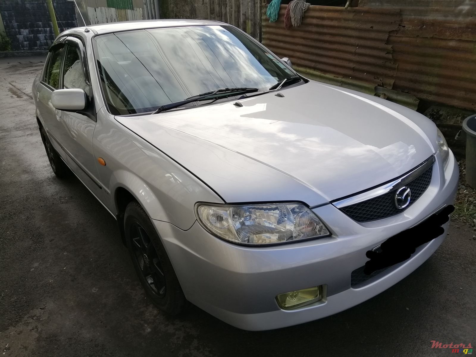 2002' Mazda 323 photo #1