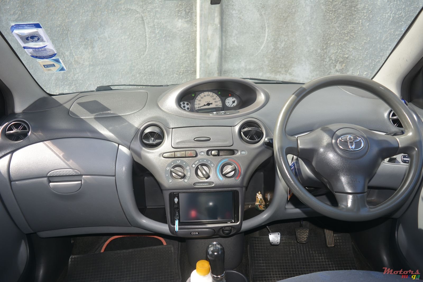 2002' Toyota Vitz photo #7