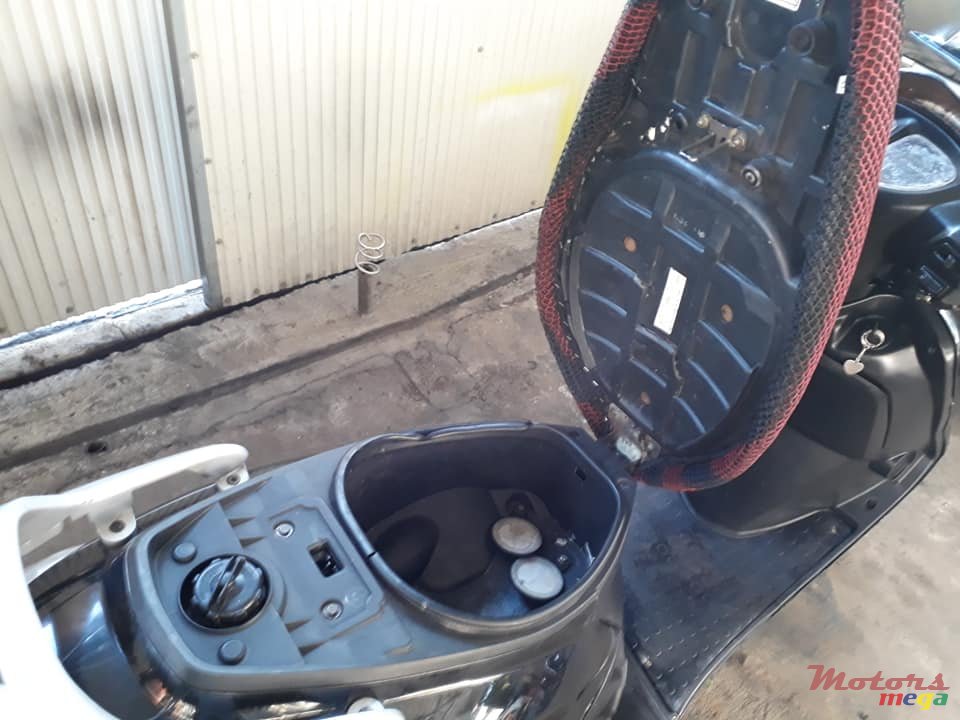 2012' Suzuki AN photo #3