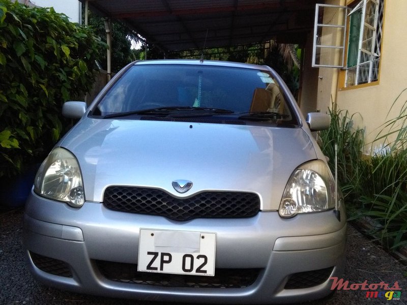 2002' Toyota Vitz photo #1