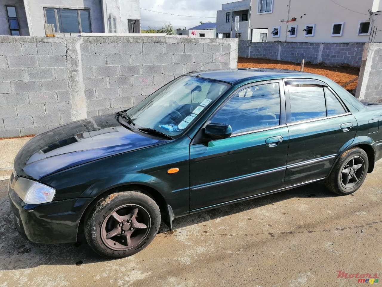 2001' Mazda 323 photo #1