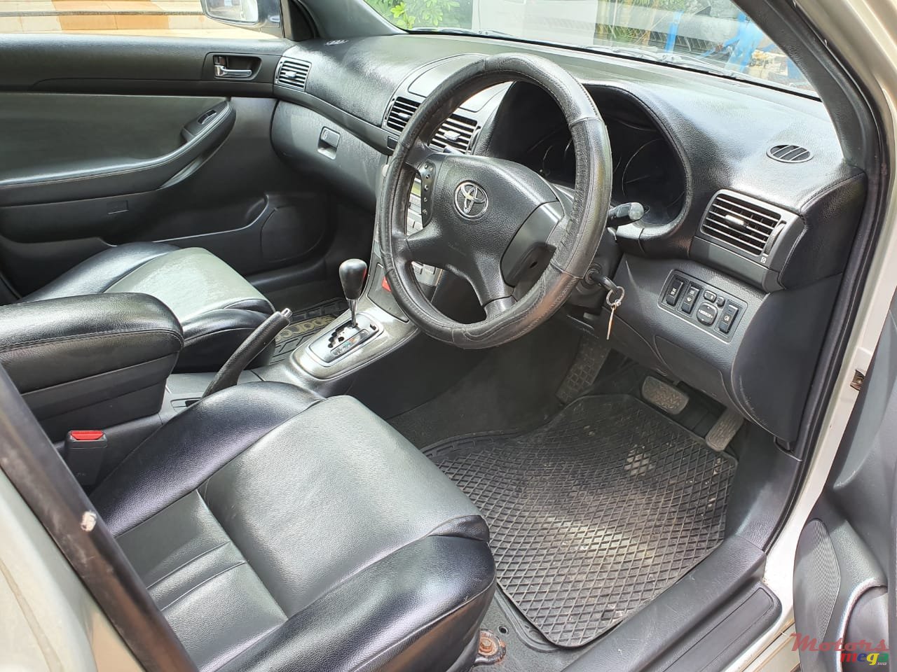 2004' Toyota Avensis photo #4