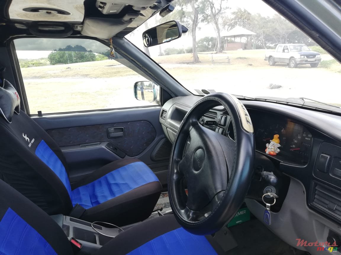 2000' Isuzu 280 photo #5