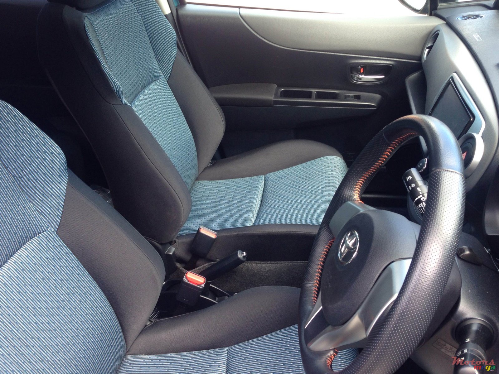 2011' Toyota Vitz photo #3