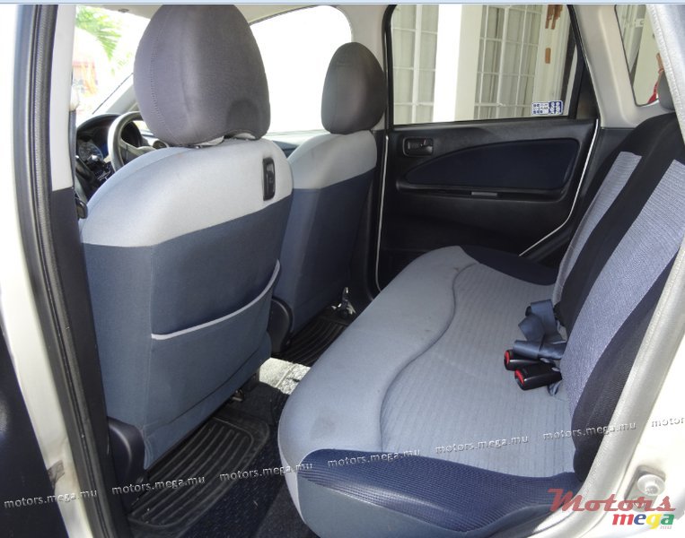 2005' Mitsubishi photo #6