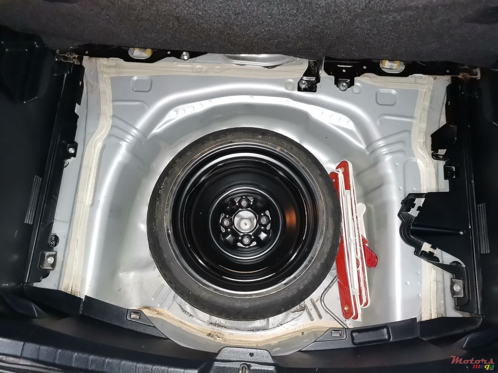 2012' Toyota Vitz photo #4