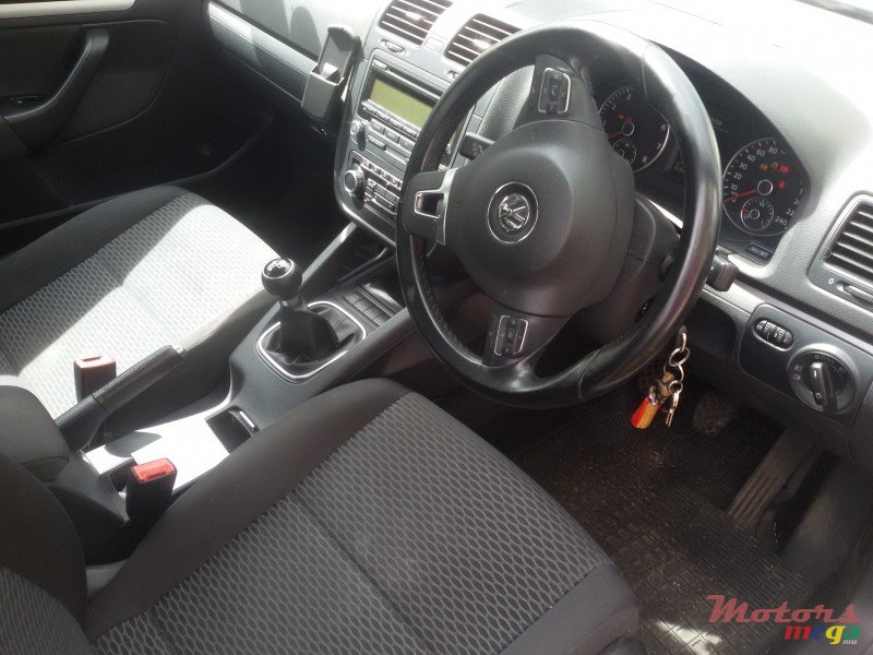 2011' Volkswagen Jetta photo #2