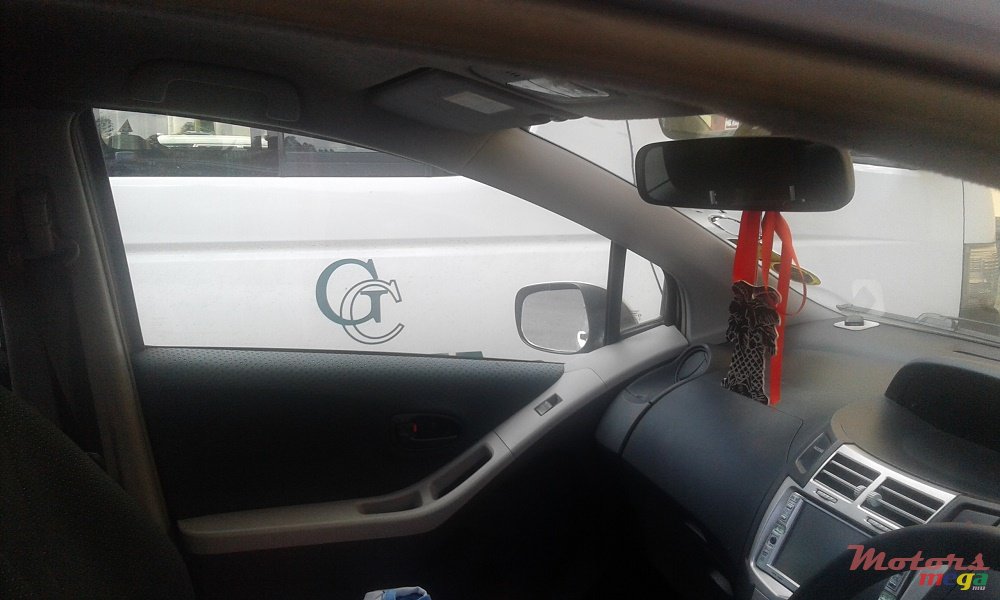 2006' Toyota Vitz photo #2