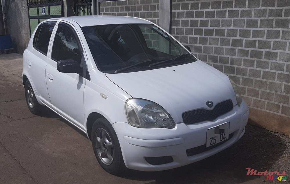 2004' Toyota Vitz photo #1