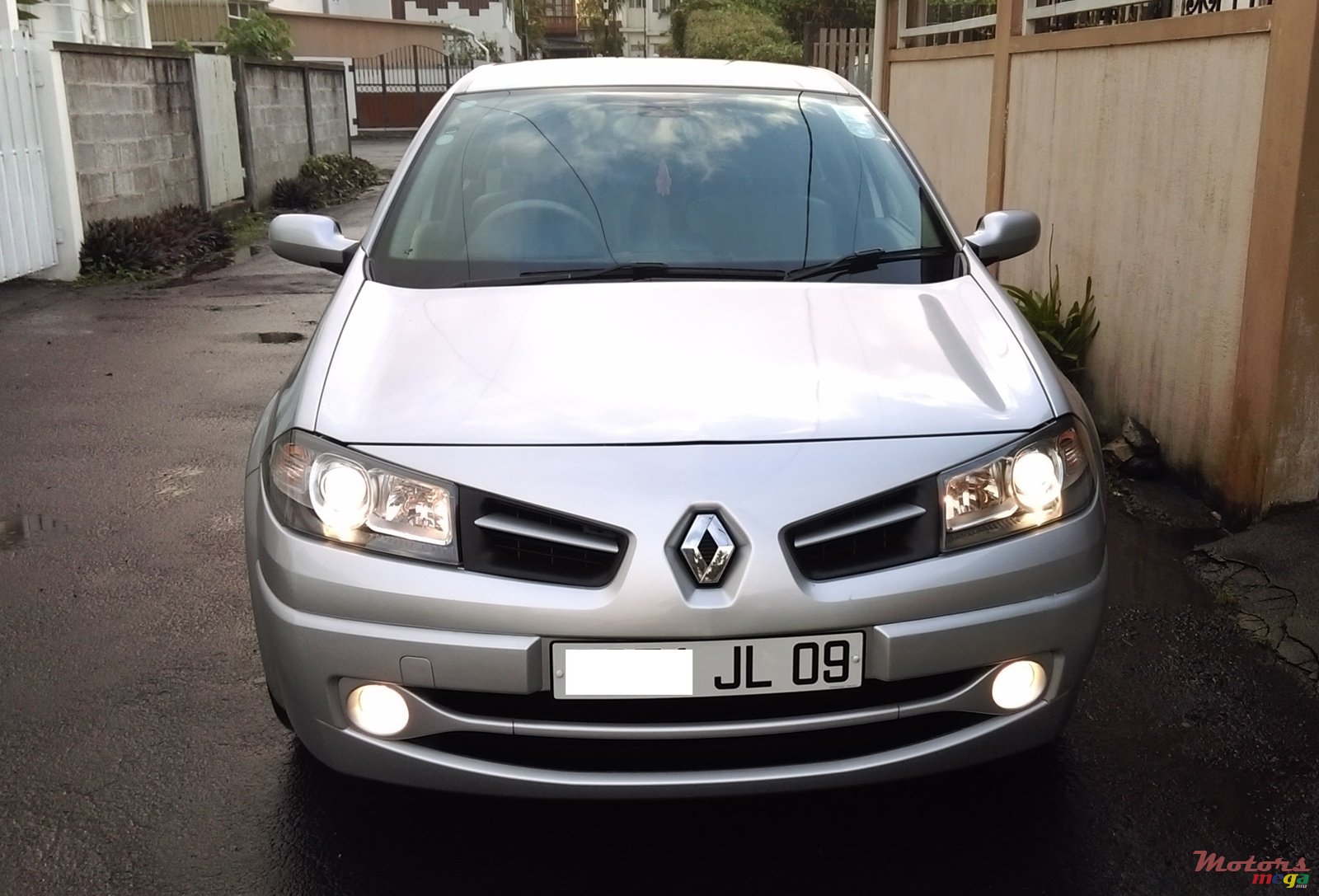 2009' Renault Megane 1.6 photo #2