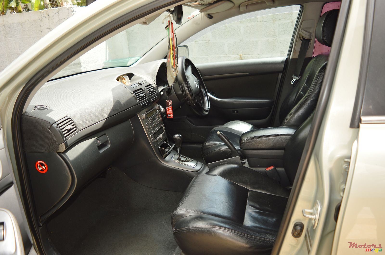 2005' Toyota Avensis photo #6