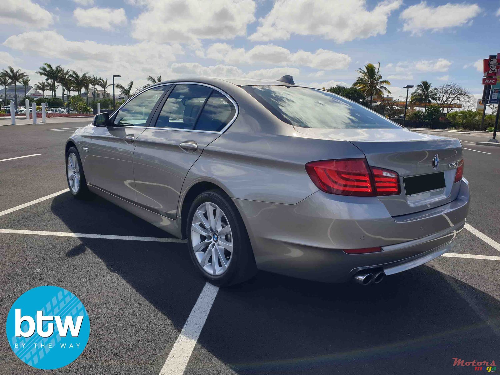 2010' BMW 5 Series 528i photo #2