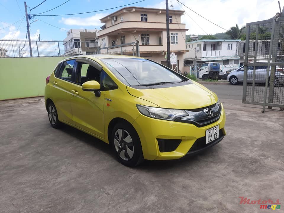 2013' Honda Fit Hybrid photo #1