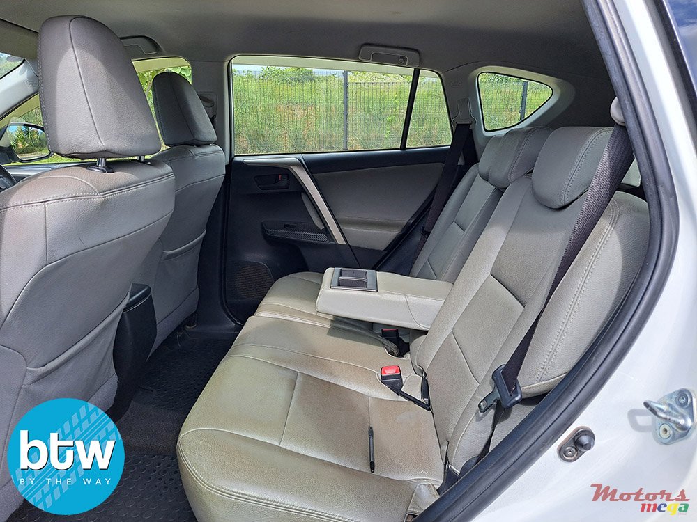 2015' Toyota RAV4 photo #4