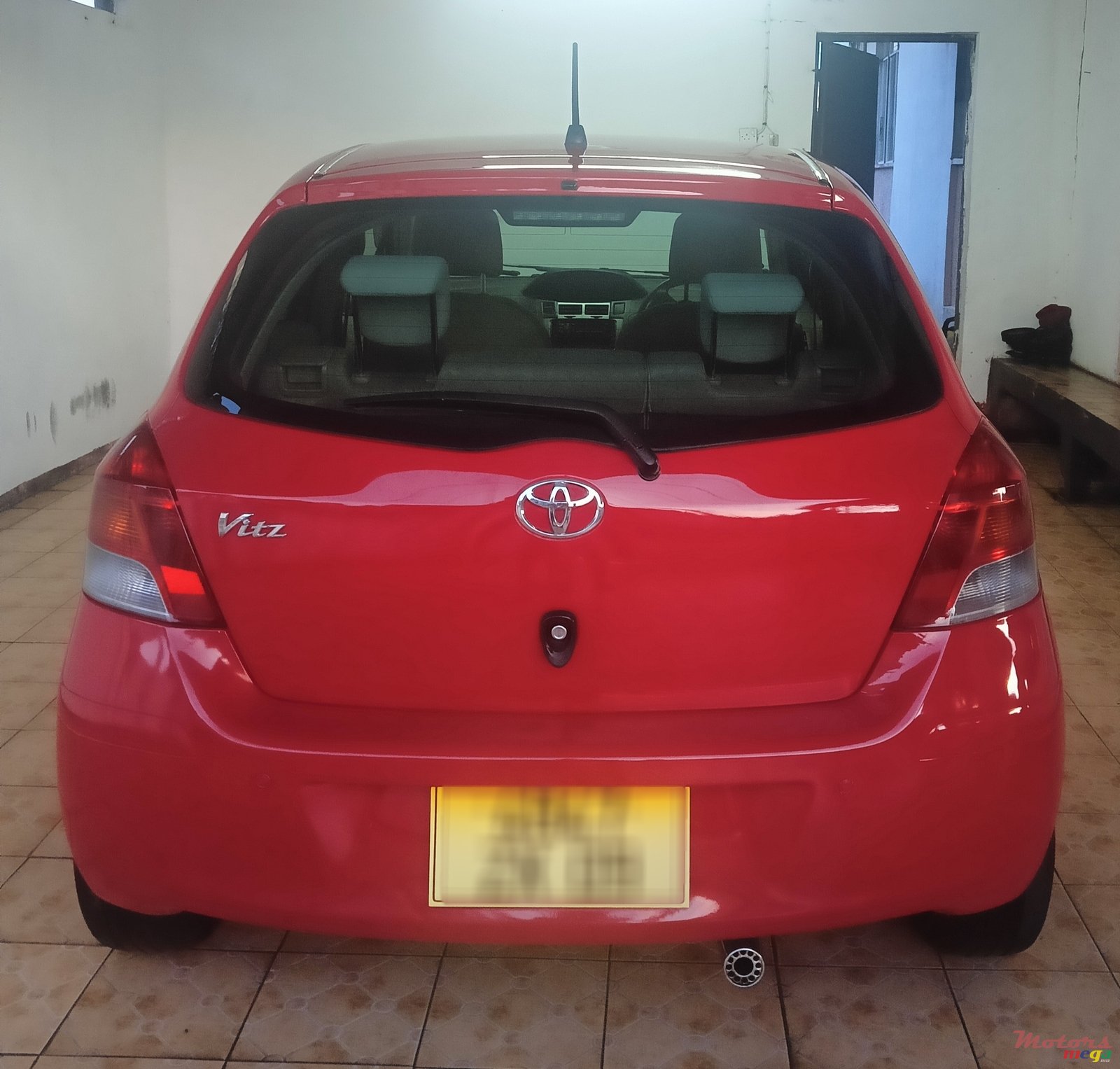 2009' Toyota Vitz photo #2